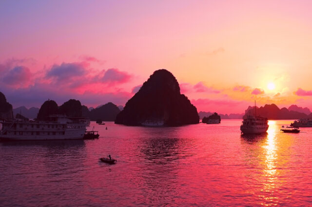 Růžový západ slunce v Dračí zátoce, Halong Bay, Vietnam
