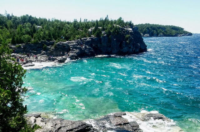 Křišťálově čistá voda v zátoce, Bruce Peninsula N.P., Kanada