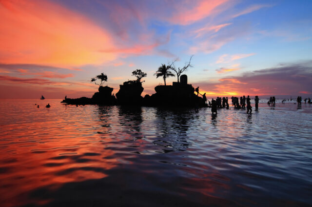 Silvestrovský západ slunce na pláži, Boracay, Filipíny