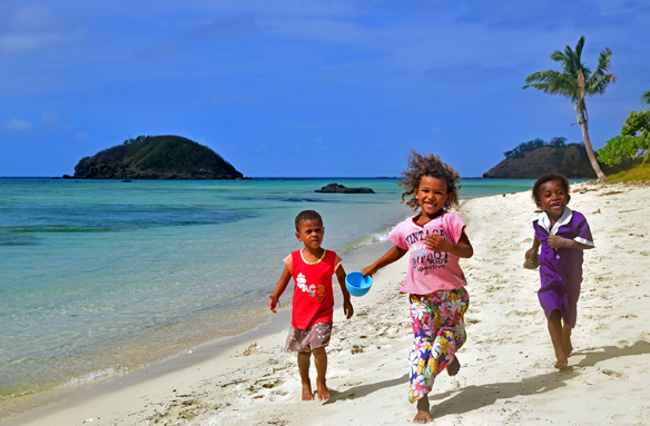 Děti na pláži, ostrovy Yasawa, Fidži
