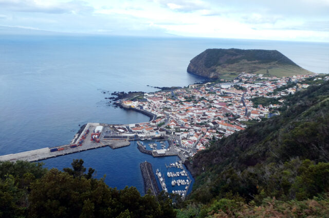 Výhled na přístav Velas, São Jorge, Azory