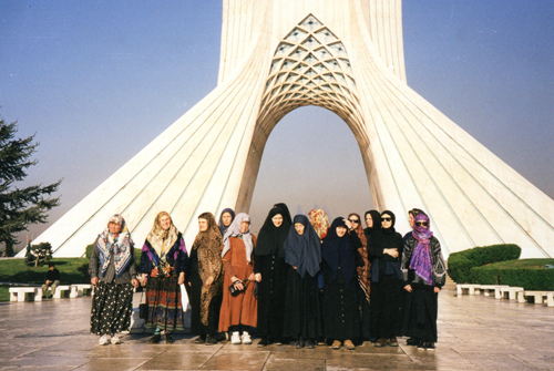 Teherán - ženská část naší výpravy před Věží svobody